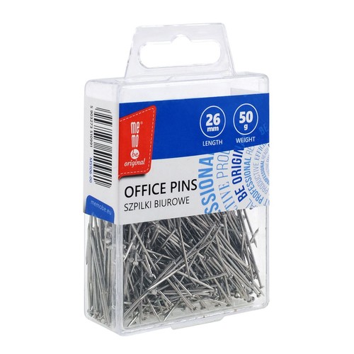 Przezroczyste, prostokątne opakowanie szpilek biurowych memobe. Zawiera srebrne szpilki o długości 26 mm i wadze 50 g. Na etykiecie napis "OFFICE PINS SZPILKI BIUROWE" oraz logo "memobe be original".
