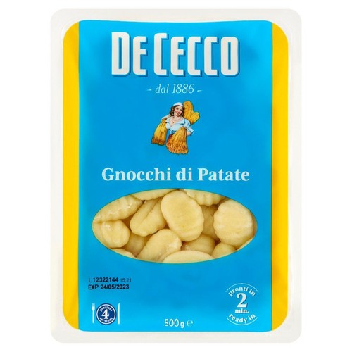 Opakowanie klusek ziemniaczanych Gnocchi De Cecco 500g. Niebiesko-żółte opakowanie z przezroczystym okienkiem, przez które widać produkt. Na etykiecie logo De Cecco od 1886 roku i informacja o 4 porcjach. Gotowe w 2 minuty.