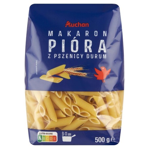 Opakowanie makaronu penne Auchan z pszenicy durum, 500 gramów. Widoczne złote rurki makaronu.