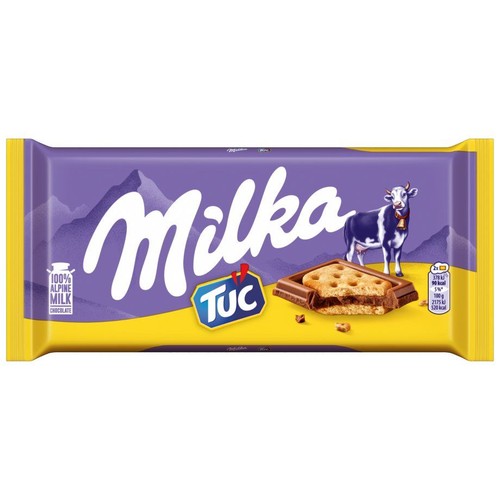 Tabliczka czekolady Milka TUC w fioletowym opakowaniu z żółtymi bokami. Na opakowaniu widnieje fioletowe tło z górami, białe logo Milka, krowa i logo TUC. Obok logo TUC znajduje się przekrojony kawałek czekolady z herbatnikiem.