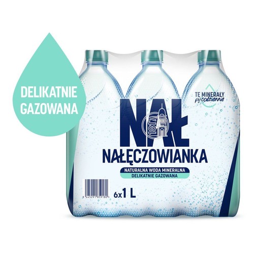 Zgrzewka sześciu przezroczystych butelek wody mineralnej Nałęczowianka, delikatnie gazowanej. Każda butelka o pojemności 1 litra. Na etykiecie widoczny kod kreskowy i informacja o produkcie.