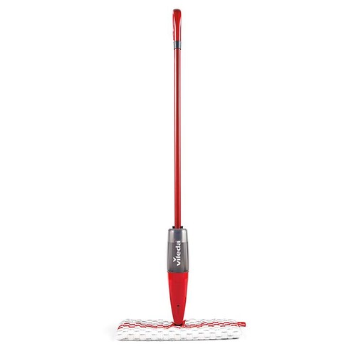 Czerwony mop Vileda ze spryskiwaczem i białą nakładką z czerwonymi paskami. Produkt do czyszczenia podłóg.