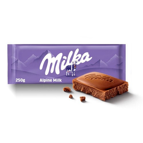 Fioletowe opakowanie czekolady Milka Mleczna Alpejska 250g z białym logo Milka i grafiką krowy. Obok leży odłamany kawałek czekolady mlecznej z wytłoczonym logo Milka, a także kilka małych okruszków.