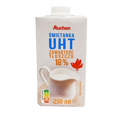 Opakowanie śmietanki UHT Auchan o zawartości tłuszczu 18%. Karton o pojemności 250 ml z białą zakrętką. Na froncie grafika białego dzbanka z kremem i czerwonego ptaka, co jest zdjęciem symbolicznym.