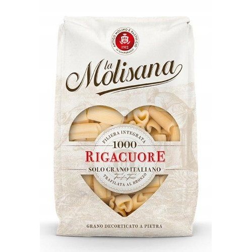 Opakowanie makaronu La Molisana Rigacuore 500g. Biała torba z okienkiem w kształcie serca, ukazującym makaron. Wykonany wyłącznie z włoskiej pszenicy, przeciskany przez brąz, z kamiennie mielonej pszenicy.