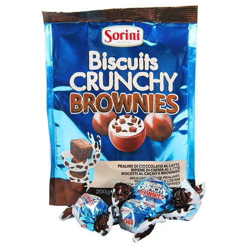 Niebieska torebka Sorini Biscuits Crunchy Brownies, 200g. Na opakowaniu grafika pralin czekoladowych mlecznych nadziewanych kremem mlecznym, herbatnikami kakaowymi i brownie. Przed torebką leżą trzy indywidualnie zapakowane praliny.