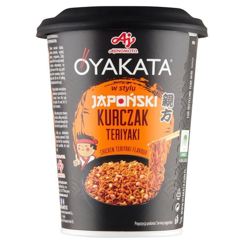 Kubek makaronu OYAKATA o smaku japońskiego kurczaka teriyaki. Na czarnym tle pomarańczowe koło z grafiką miski makaronu.