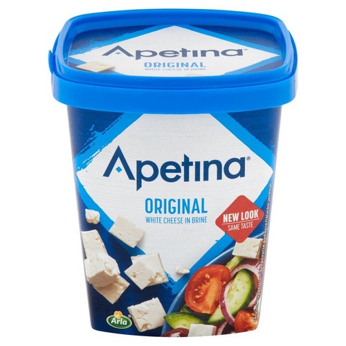 Niebieski pojemnik sera Apetina Original, białego sera w solance. Na etykiecie grafika kostek sera i świeżej sałatki.