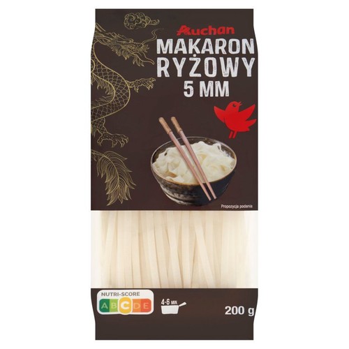 Produkt: makaron ryżowy Auchan, 5 mm, 200 g. Ciemne opakowanie z azjatyckimi motywami i zdjęciem gotowego dania.
