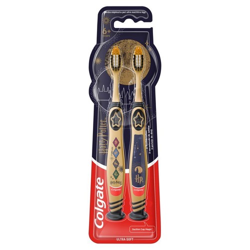 Zestaw 2 szczoteczek Colgate Ultra Soft Harry Potter dla dzieci od 6 lat. Rączki w kolorze beżowym i granatowym, z motywami magicznymi i gwiazdami. Złote włosie, przyssawki na spodzie. Idealne dla fanów magii.