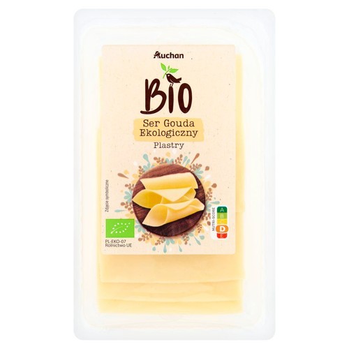 Ser Gouda ekologiczny Auchan Bio w plastrach, zapakowany w przezroczyste opakowanie. Produkt z certyfikatem ekologicznym.