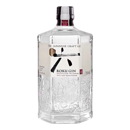 Japoński gin Roku Gin w eleganckiej, przezroczystej butelce o pojemności 700 ml. Butelka ma sześciokątny kształt i jest ozdobiona wytłoczonymi motywami roślinnymi. Na etykiecie widnieje duży japoński znak i informacja o 43% obj. alkoholu.