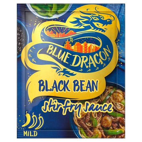 Sos Blue Dragon Black Bean Stir Fry Sauce, łagodny. Niebieskie opakowanie z dużym żółtym smokiem i nazwą produktu. Na dole opakowania widoczna grafika przedstawiająca miskę z makaronem, kawałkami mięsa i zielonymi warzywami.