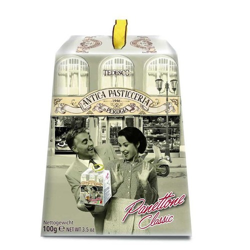 Opakowanie klasycznego panettone 100g z grafiką przedstawiającą parę przed cukiernią. Na górze żółta wstążka.