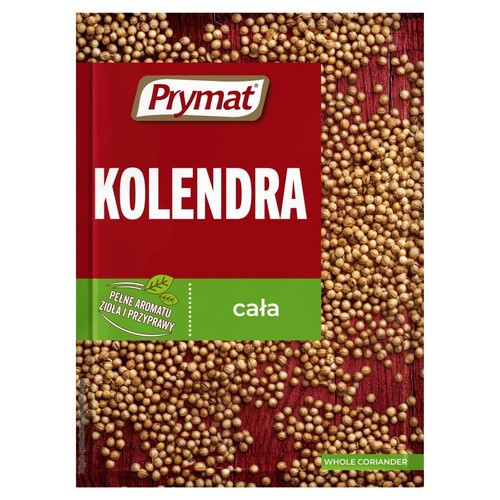 Opakowanie przyprawy Prymat Kolendra cała. Czerwono-zielona torebka z białym napisem "KOLENDRA" i "cała". Na opakowaniu widnieje informacja "Pełne aromatu zioła i przyprawy". Tło stanowią rozsypane, jasnobrązowe ziarna kolendry.