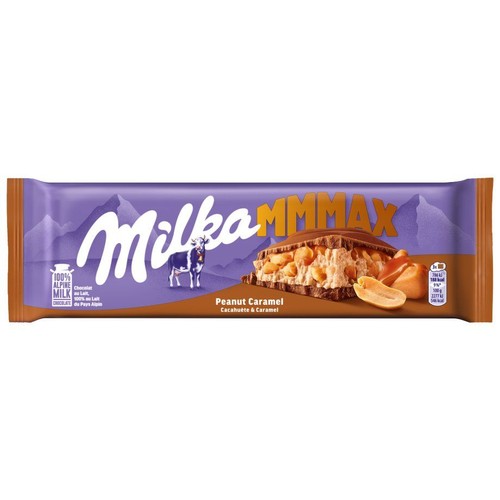 Tabliczka czekolady Milka MMMAX Peanut Caramel w fioletowym opakowaniu. Produkt zawiera 100% mleka alpejskiego. Widoczny jest przekrój czekolady z warstwami orzeszków ziemnych i karmelu. Obok leżą pojedyncze orzeszki. Waga 100g.