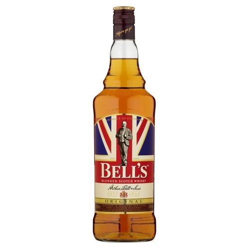 Whisky Bell's Blended Scotch Whisky w przezroczystej butelce o pojemności 700 ml. Główna etykieta zawiera wizerunek mężczyzny w garniturze na tle flagi Union Jack. Widoczne są informacje: "ESTD 1825" (Założona w 1825) i "Original".