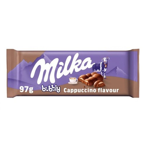Fioletowo-brązowe opakowanie czekolady Milka Bubbly o smaku cappuccino, 97g. Na opakowaniu widnieje białe logo Milka, fioletowe góry, charakterystyczna krowa Milka, filiżanka kawy oraz grafika przedstawiająca bąbelkową czekoladę.