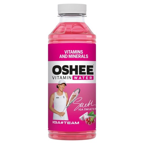 Napój OSHEE Vitamin Water z witaminami i minerałami. Etykieta z Igą Świątek, rakietą tenisową, jej podpisem oraz owocami.