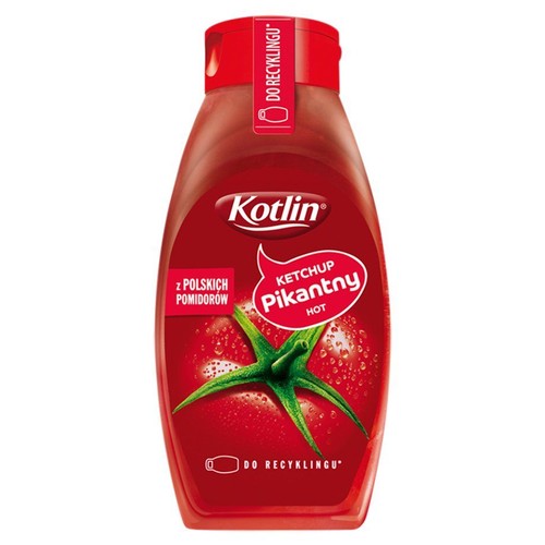 Butelka ketchupu Kotlin Pikantny. Na etykiecie duży czerwony pomidor z zieloną szypułką. Produkt wykonany z polskich pomidorów. Oznaczenie "DO RECYKLINGU".