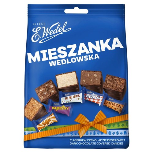 Niebieska torebka cukierków E.Wedel Mieszanka Wedlowska. Na opakowaniu widoczne są różne rodzaje cukierków w czekoladzie deserowej, takie jak Kokosek, Pierrot, Bajeczny, Mocca i Toffik, niektóre z nich są rozpakowane, ukazując nadzienie.