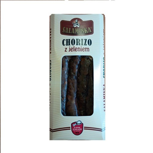 Opakowanie Salaminka Chorizo z jeleniem. Widać kilka ciemnych kiełbasek przez przezroczyste okienko.