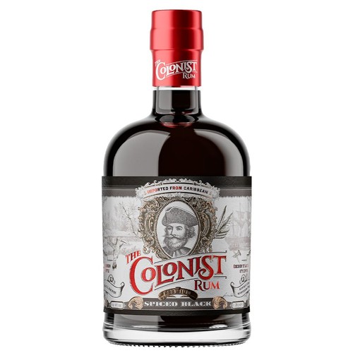 Szklana butelka rumu The Colonist Spiced Black o pojemności 700 ml i zawartości alkoholu 37.5%. Czerwona zakrętka z logo. Na etykiecie w stylu vintage widnieje ilustracja brodatego mężczyzny w kapeluszu oraz napis "Importowany z Karaibów".