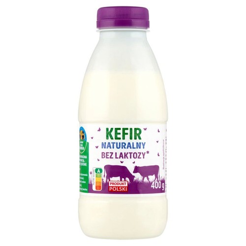 Butelka kefiru naturalnego bez laktozy 400 g z fioletową zakrętką. Biała etykieta z zielonym napisem i rysunkami krów.