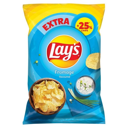 Niebiesko-żółta paczka chipsów Lay's Fromage. Widoczne chipsy w misce i dip ze szczypiorkiem. Informacja o +25% chipsów.