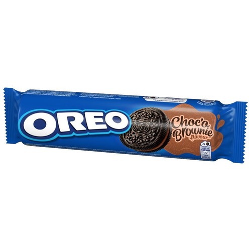 Niebieskie opakowanie ciastek Oreo o smaku czekoladowego brownie. Na opakowaniu grafika ciastka i brązowej polewy.