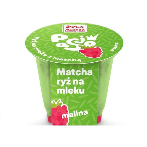 Kubek ryżu na mleku z matchą marki Pyszna. Na wieczku grafika maliny i napis "30 lat Auchan".