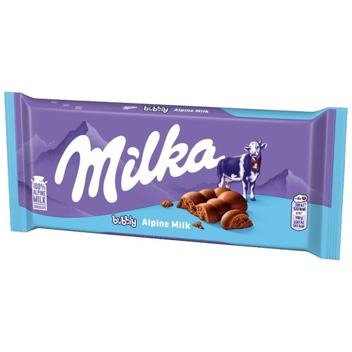 Fioletowo-niebieskie opakowanie czekolady Milka Bubbly Alpine Milk. Na etykiecie duży napis "Milka", krowa z dzwonkiem na tle gór oraz przekrojony kawałek czekolady mlecznej o bąbelkowej strukturze.