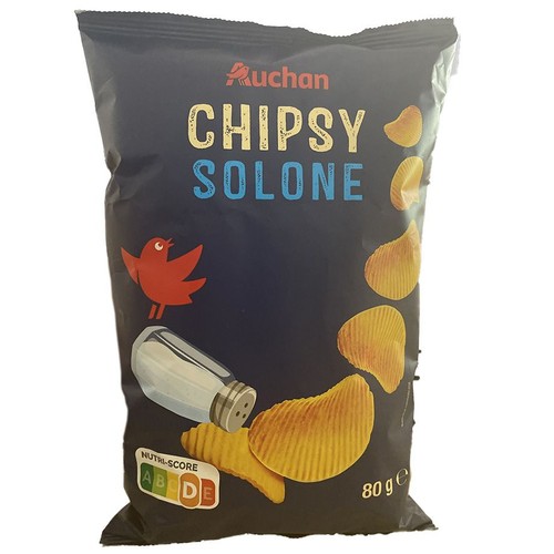 Paczka chipsów Auchan Solone, 80g. Na ciemnym tle grafiki solniczki i karbowanych chipsów.