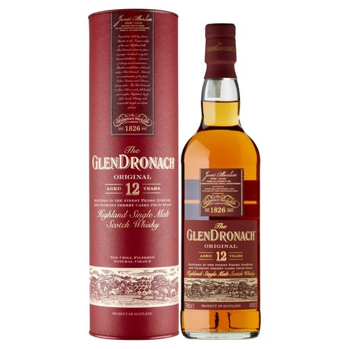Butelka whisky The Glendronach Original 12 Years Highland Single Malt Scotch Whisky, dojrzewająca w beczkach po sherry Pedro Ximénez i Oloroso. Obok cylindryczne, czerwone opakowanie z tym samym wzorem. Produkt ze Szkocji.