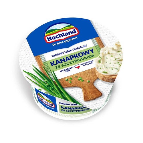 Okrągłe opakowanie serka Hochland Kanapkowy ze szczypiorkiem. Na etykiecie grafika świeżego szczypiorku i serka na pieczywie.