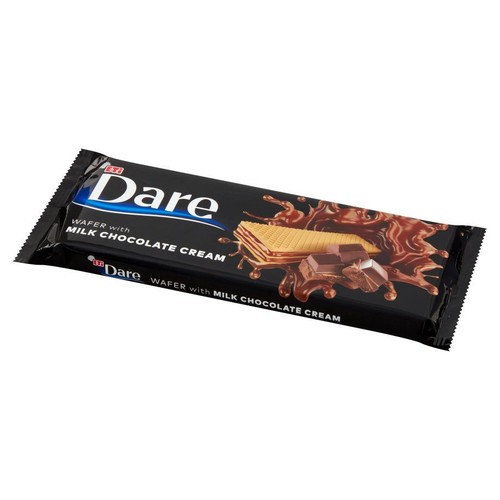 Wafle Dare z kremem mleczno-czekoladowym w czarnym opakowaniu. Na opakowaniu grafika wafla i czekolady.