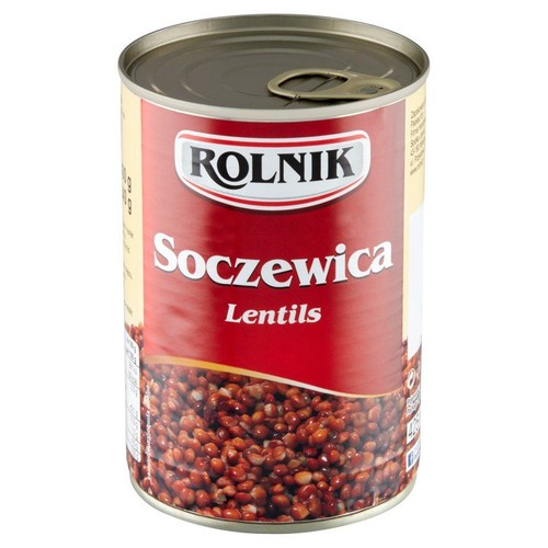 Soczewica konserwowa Rolnik w metalowej puszce z czerwoną etykietą. Na etykiecie logo Rolnik, nazwa produktu "Soczewica" oraz "Lentils". Widoczna grafika brązowych ziaren soczewicy. Puszka ma wieczko z zawleczką do łatwego otwierania. Waga 400g/240g.