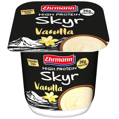 Kubek jogurtu Ehrmann Skyr Vanilla, wysokobiałkowy, 36g białka. Czarno-białe opakowanie z motywem gór i wanilii.