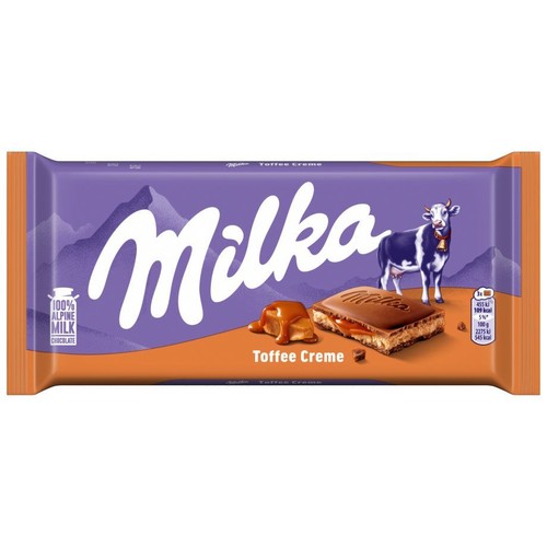 Opakowanie czekolady Milka Toffee Creme. Fioletowe tło z motywem górskim i pomarańczowym spodem. Na opakowaniu logo Milka, biało-fioletowa krowa oraz kawałek czekolady z płynnym karmelem toffi. Podkreślono użycie 100% alpejskiego mleka.