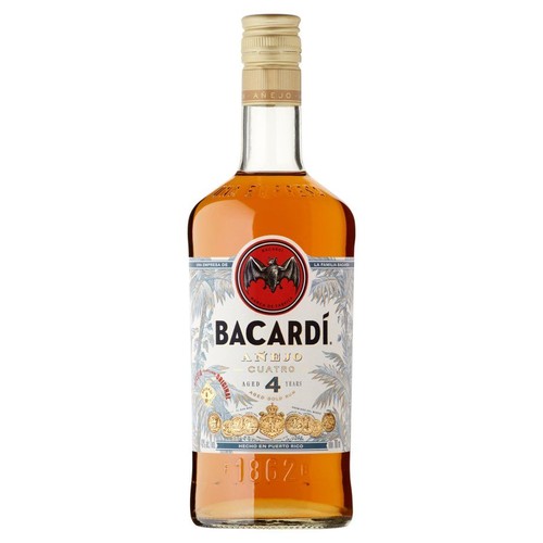 Szklana butelka rumu Bacardi Añejo Cuatro, starzonego 4 lata, z bursztynowym płynem. Etykieta w biało-niebieskie palmy, z czerwonym logo nietoperza i napisem "Bacardi". Złota zakrętka. Wyprodukowano w Puerto Rico.