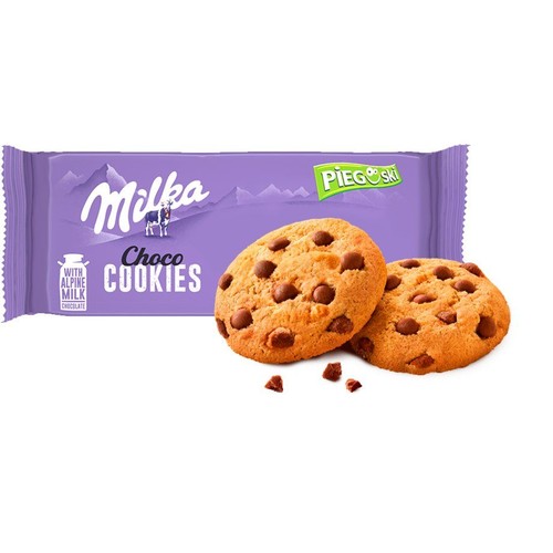 Fioletowe opakowanie Milka Choco Cookies z logo Milka i krową. Obok dwa ciastka z kawałkami czekolady.