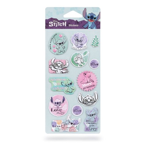 Zestaw 12 naklejek Disney Stitch na blistrze. Naklejki przedstawiają Stitcha w różnych pozach, z hasłami takimi jak "Ruszaj się z miłością", "Życzliwość jest złota", "Kochaj więcej", "Więcej LATA" i "RÓB to, co sprawia, że jesteś SZCZĘŚLIWY".