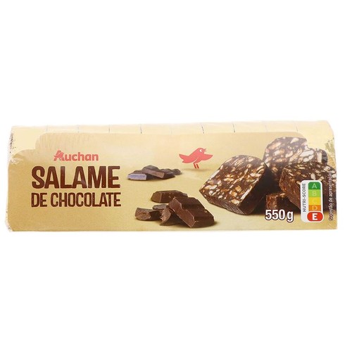 Opakowanie czekoladowego salami Auchan, 550g. Widoczne kawałki czekolady i plasterki salami na grafice.
