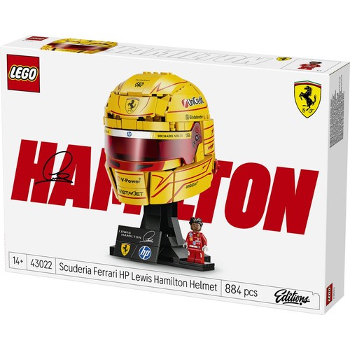 Zestaw konstrukcyjny LEGO 43022 przedstawiający replikę kasku Lewisa Hamiltona w barwach Scuderia Ferrari HP. Kask jest żółty z czerwonymi detalami i logo sponsorów. W zestawie jest też figurka i stojak. 884 części.