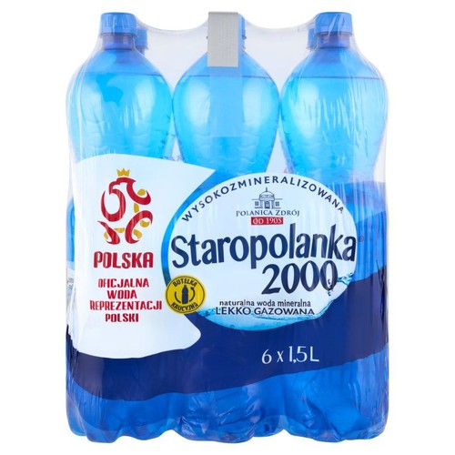 Zgrzewka 6 butelek naturalnej wody mineralnej Staropolanka 2000, lekko gazowanej i wysokozmineralizowanej, każda o pojemności 1.5 litra. Butelki są przezroczyste z niebieskimi zakrętkami.