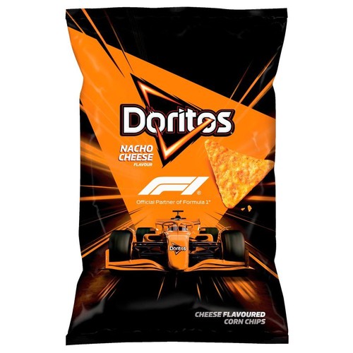 Paczka chrupek kukurydzianych Doritos o smaku sera Nacho. Na opakowaniu logo F1 i grafika bolidu.