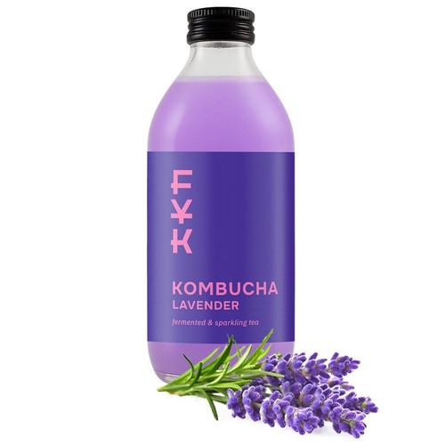 Produkt FKT Kombucha Lawendowa, fermentowana i musująca herbata, w przezroczystej butelce z czarną zakrętką. Etykieta jest fioletowa z różowym napisem "Kombucha Lavender". Obok butelki leżą kwiaty lawendy.