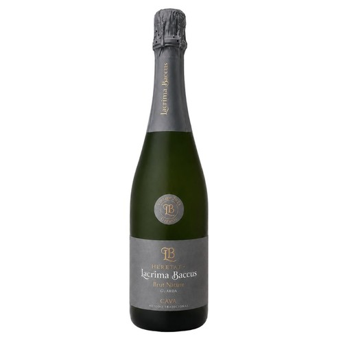 Elegancka butelka wina musującego Heretat Lacrima Baccus Brut Nature Cava. Ciemnozielone szkło, szara etykieta z wyraźnym złotym logo "B" i nazwą produktu. Srebrna folia na szyjce. Wino wyprodukowane metodą tradycyjną.