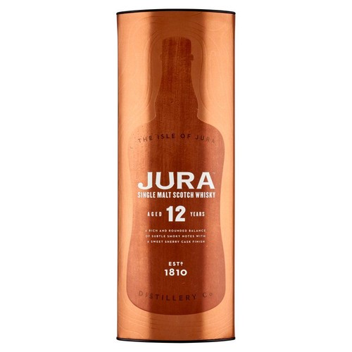 Miedziane, cylindryczne opakowanie whisky Jura Single Malt Scotch Whisky, leżakowanej 12 lat. Na pudełku widnieje nazwa "Jura" oraz informacja o bogatym smaku z nutami dymnymi i finiszem sherry.