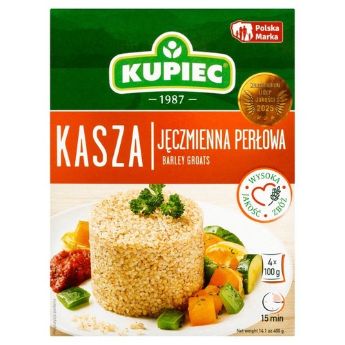 Opakowanie kaszy jęczmiennej perłowej Kupiec 400g. Na zdjęciu ugotowana kasza z warzywami.